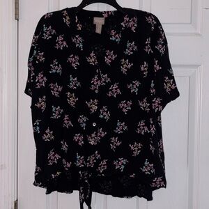 Chico’s black floral print tie front button down short sleeve blouse. Size L